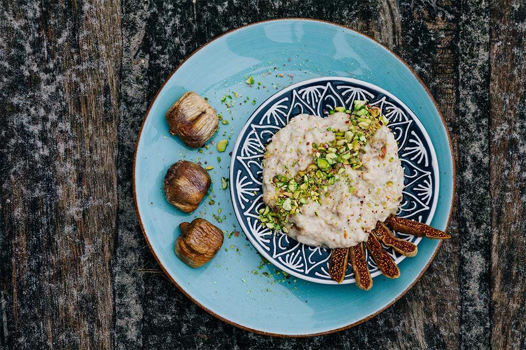 Rezeptbild: Haferflocken zum Frühstück - Porridge mit Tahin und Pistazien