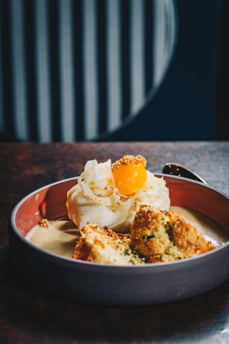 Rezeptbild: Skrei mit Senfsauce, Onsen Ei, Fenchel und gratiniertem Blumenkohl