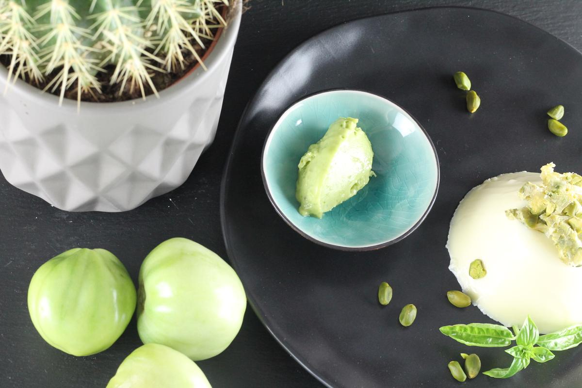 Rezeptbild: Basilikum-Panna cotta mit grünem Tomatensorbet und Pistazienkrokant