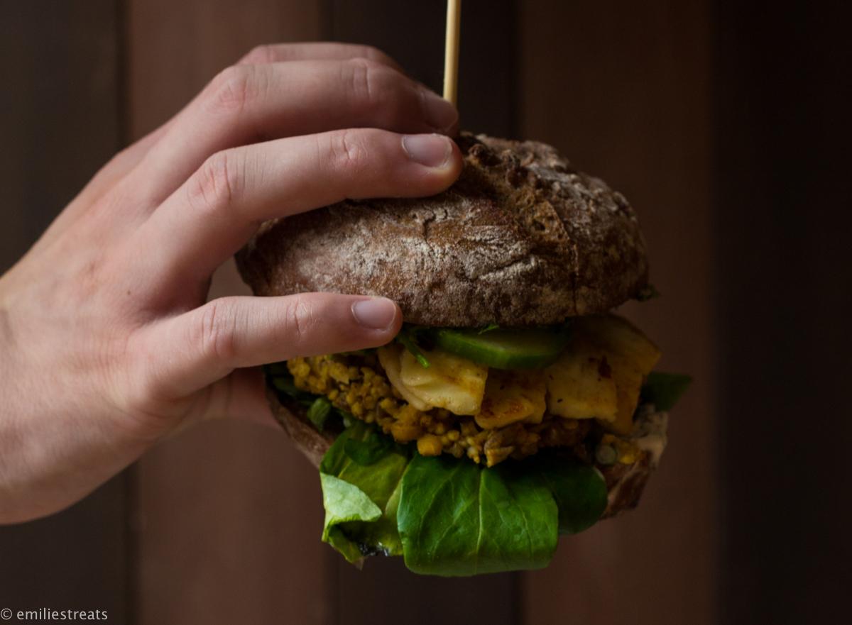 Rezeptbild: Veggie-XXL-Burger mit Hirsepatties und Pi-Pa-Pesto