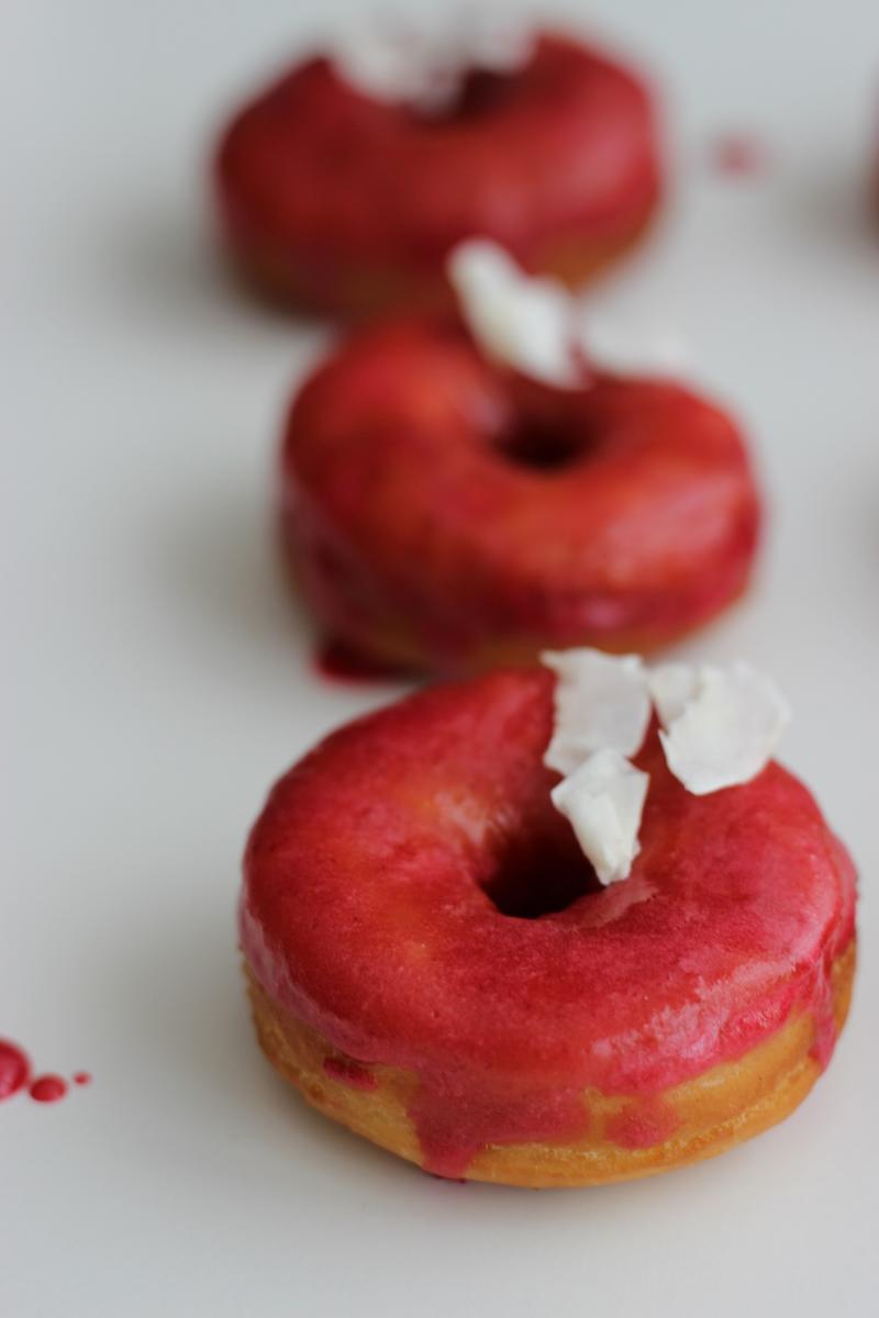 Rezeptbild: Krokant-Doughnuts mit Kirschglasur