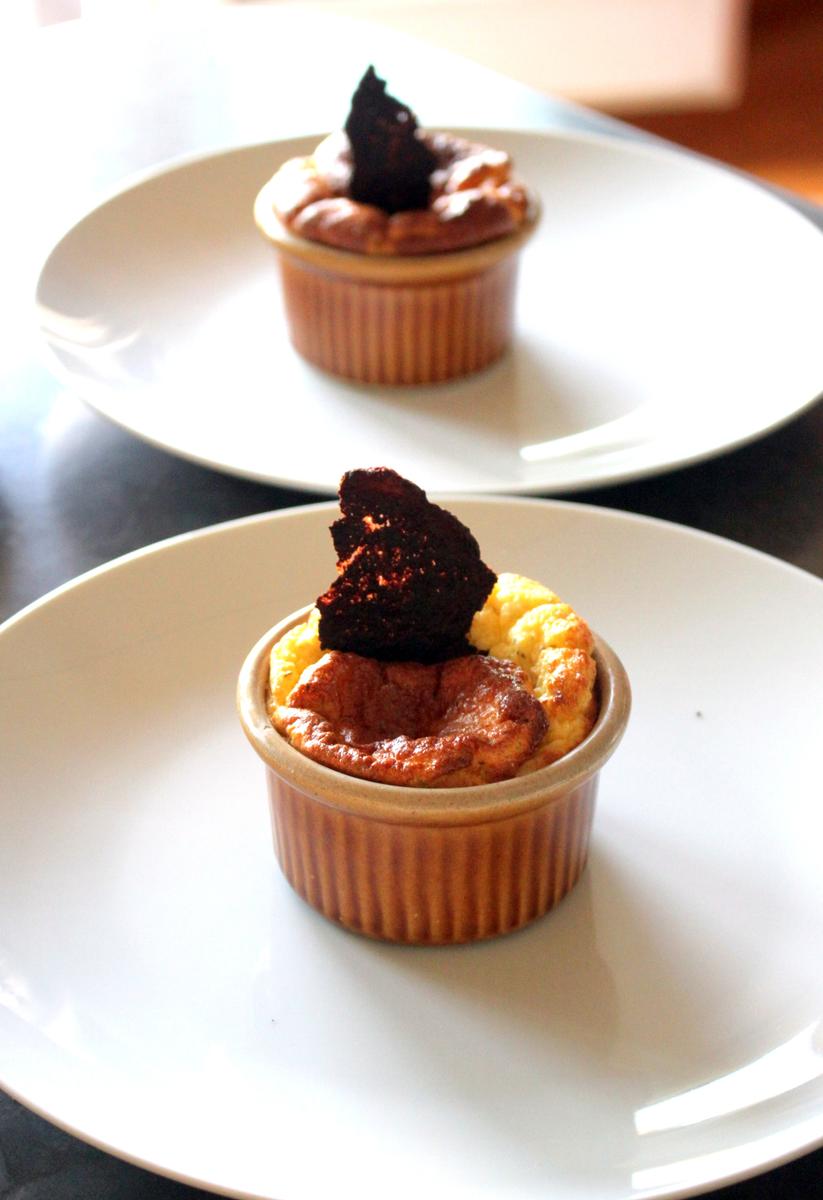 Rezeptbild: Kraeuterkaese Souffle mit Gemueseaufstrich Chips
