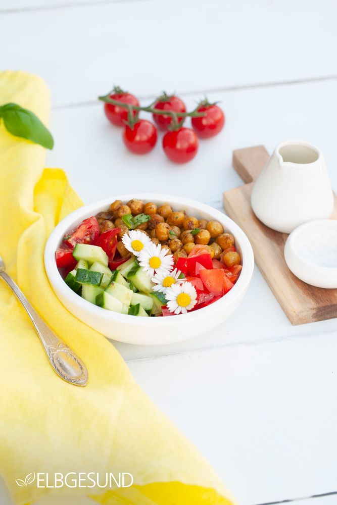 Rezeptbild: Bunte Kichererbsen-Bowl mit Gänseblümchen