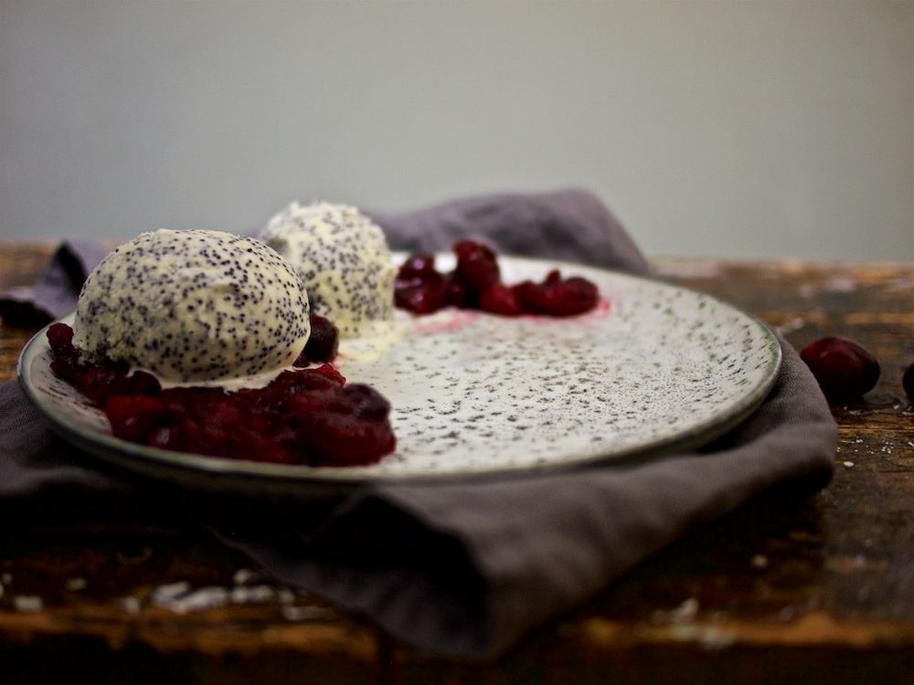 Rezeptbild: Mohneis mit Cranberry-Bourbon-Sauce