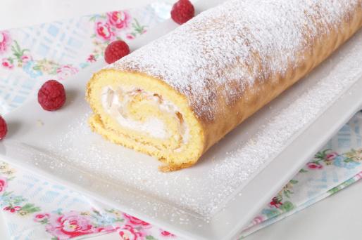 Rezeptbild: Biskuitrolle mit Ananas Kirsch Sahne