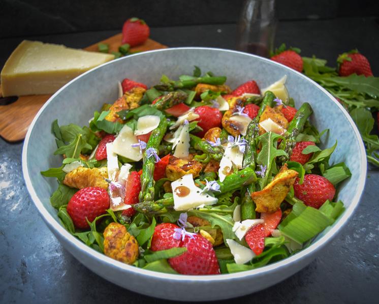 Rezeptbild: Grüner Spargelsalat mit Erdbeeren und Parmesan