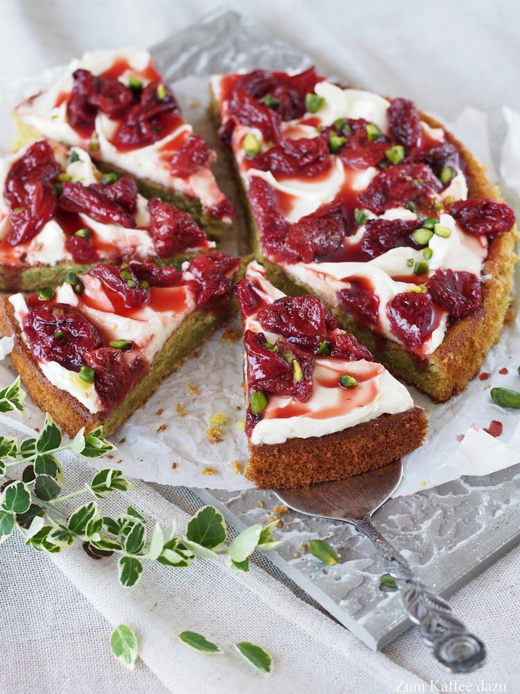 Rezeptbild: Pistazienkuchen mit Mascarpone und gerösteten Erdbeeren