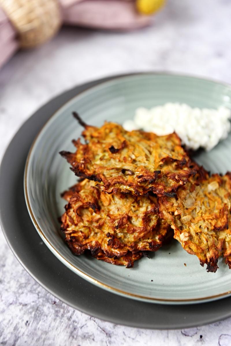 Rezeptbild: TOPINAMBUR RÖSTIS MIT KRÄUTERDIP