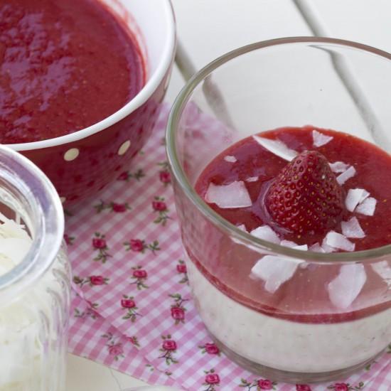 Rezeptbild: Kokos-Blüten-Panna-Cotta mit Erdbeerpüree