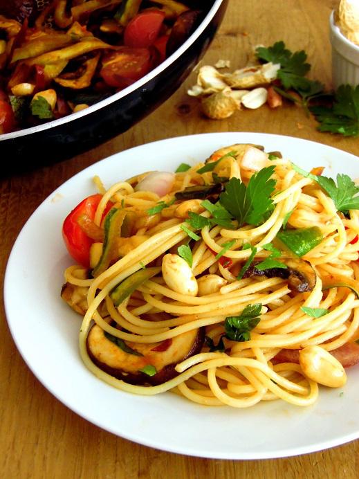 Rezeptbild: Nudeln vegetarisch mit Erdnüssen