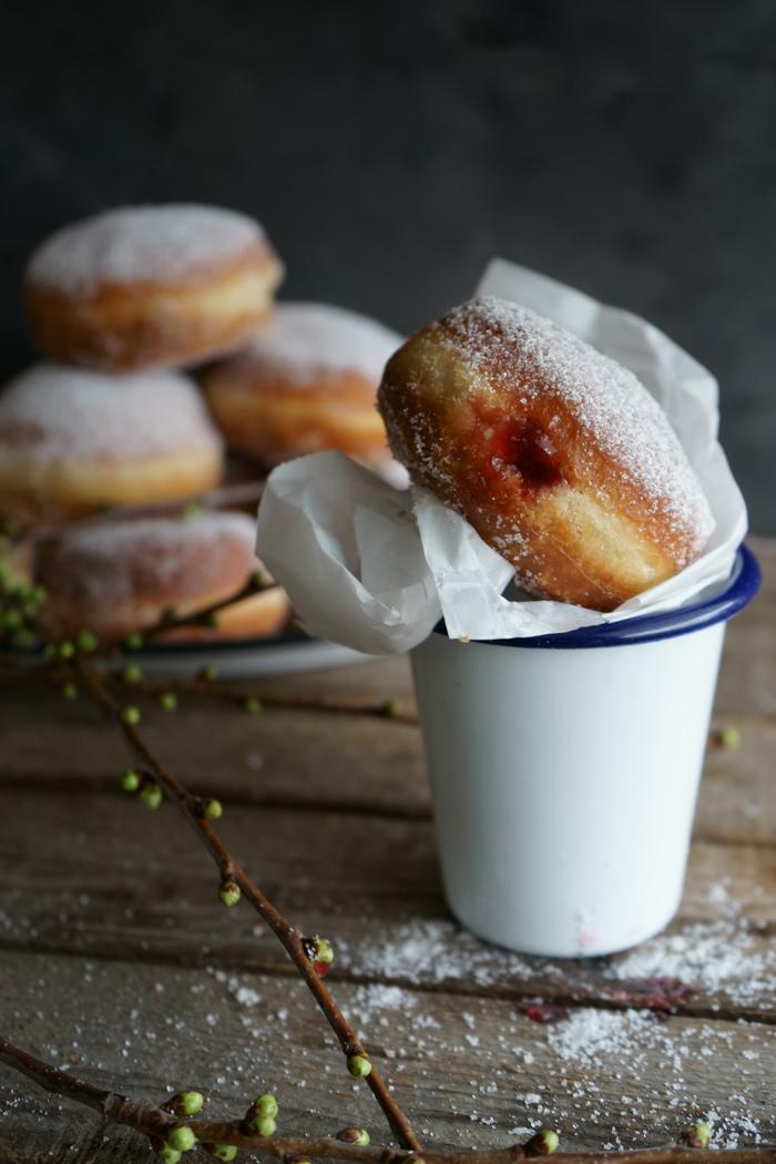 Rezeptbild: Berliner gefüllt mit Himbeermarmelade