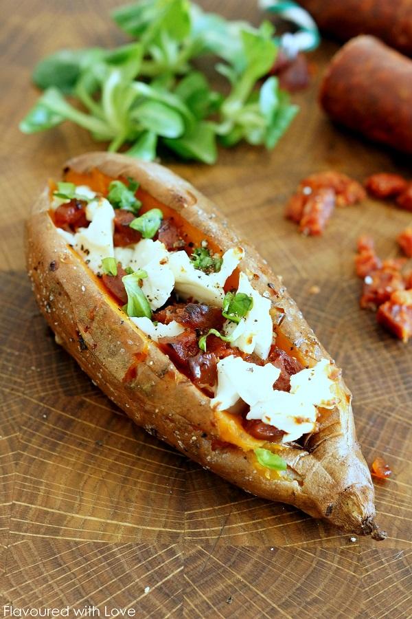 Rezeptbild: Ofen-Süßkartoffel mit Feta und Chorizo