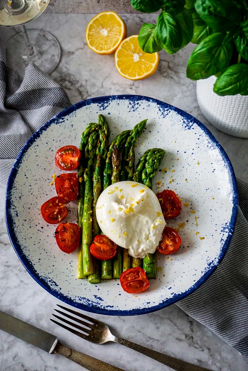 Rezeptbild: gebratener Spargel mit Tomaten & Burrata