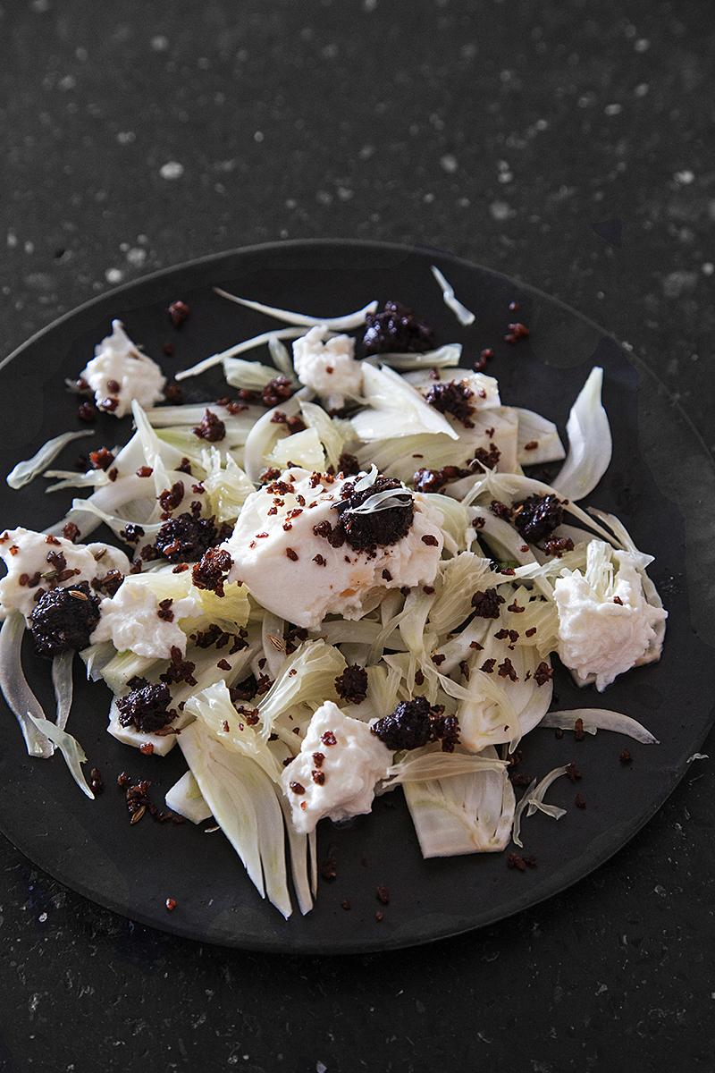 Rezeptbild: Fenchel-Pomelo-Salat mit Burrata, Tapenade & Pumpernickel-Crunch