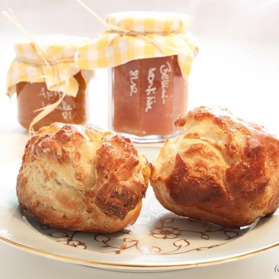 Rezeptbild: feine kleine Brioches mit Schokoladenstücklein
