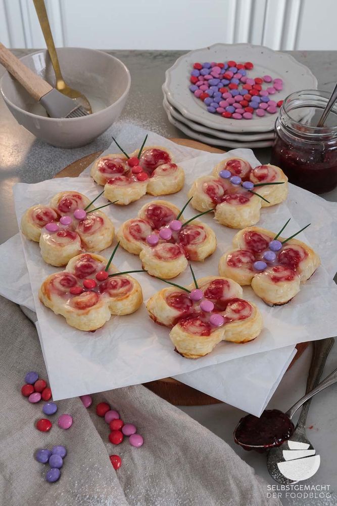 Rezeptbild: Süße Blätterteig Schmetterlinge backen