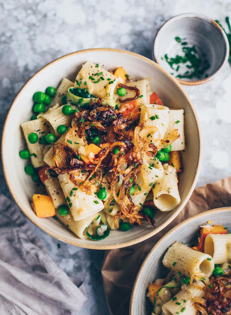 Rezeptbild: PASTA MIT KÜRBIS, ZUCCHINI & KARAMELLISIERTEN ZWIEBELN