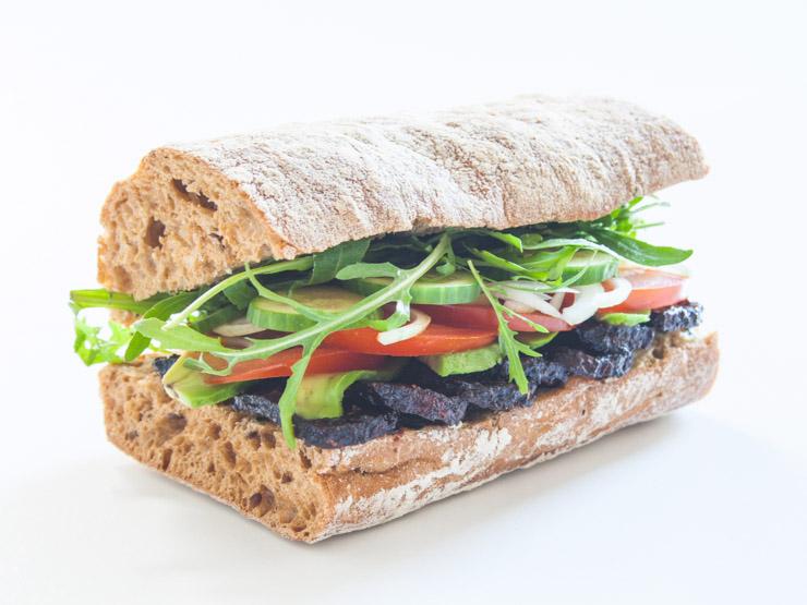 Rezeptbild: Sandwich mit Bärlauchbutter, Räuchertofu und Avocado
