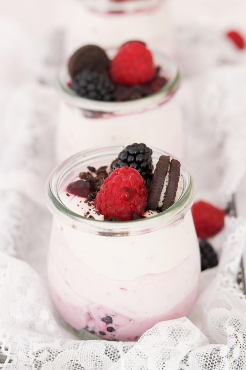 Rezeptbild: Ombre Dessert mit Himbeeren und Brombeeren