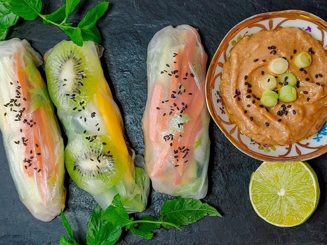 Rezeptbild: Bunte vegetarische Sommerrollen mit Erdnusssauce