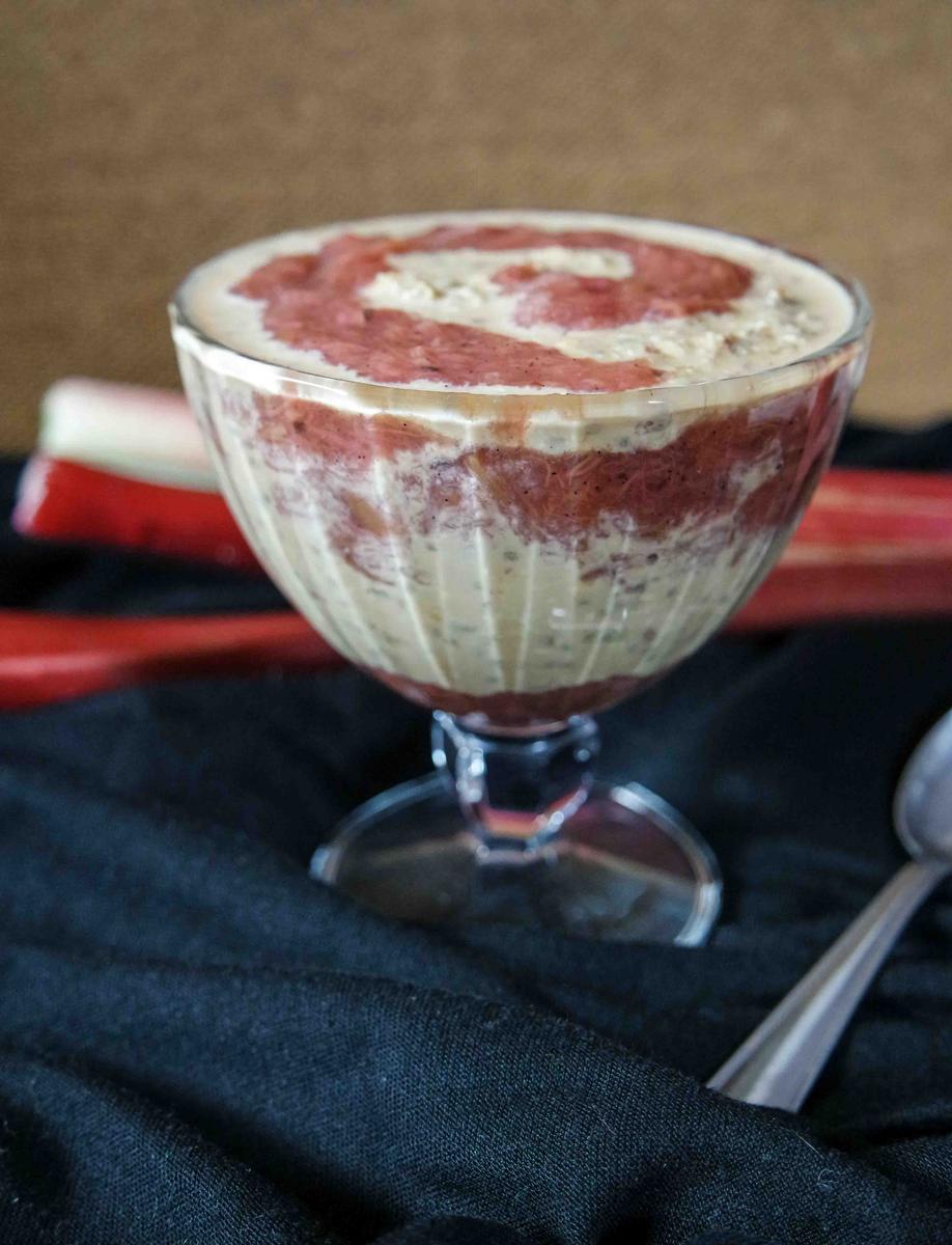 Rezeptbild: Overnight Oats mit Rhabarberkompott