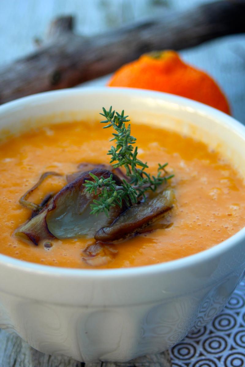 Rezeptbild: Süßkartoffelsuppe mit gebratenen Thymian-Pilzen