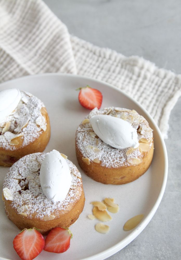 Rezeptbild: Vegane Erdbeer Mandel Financiers mit Vanilla Chantilly Creme.