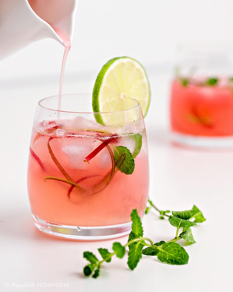 Rezeptbild: Frisch & fruchtig: Rhabarber-Limetten-Limonade