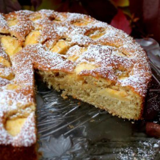 Rezeptbild: Weißer Schokoladenkuchen mit Äpfeln und Kardamon