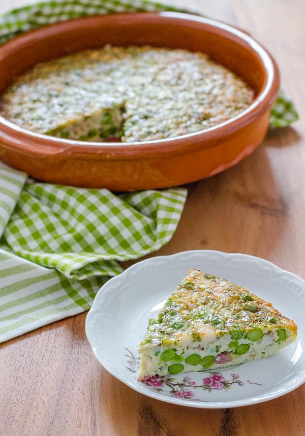 Rezeptbild: Ofen Frittata mit Bärlauchpesto, Erbsen und Speck