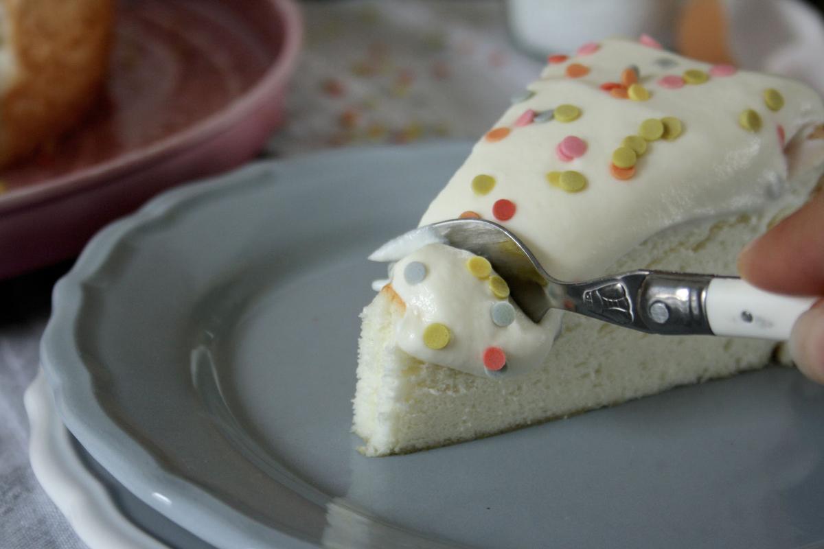 Rezeptbild: Engelskuchen mit Frischkäse-Topping