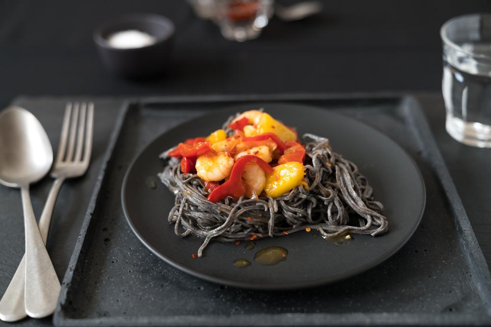 Rezeptbild: Black Bean Noodles mit Garnelen sweet and sour