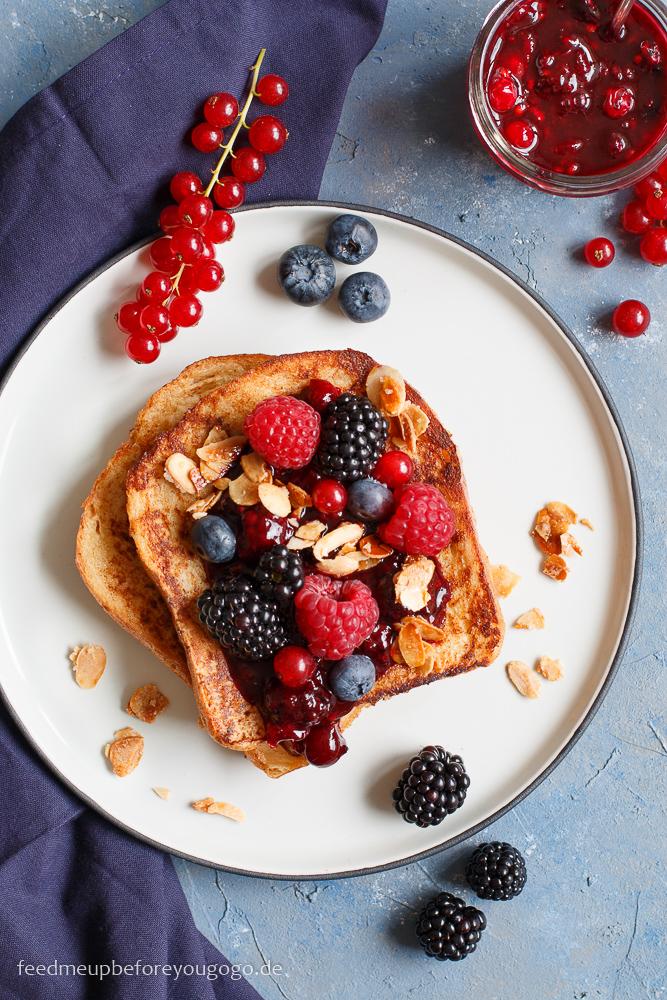 Rezeptbild: French Toast mit beschwipsten Beeren und Mandel-Crunch
