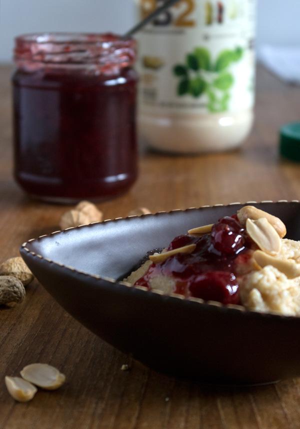 Rezeptbild: ERDNUSSGRIESSBREI MIT KIRSCHMARMELADE