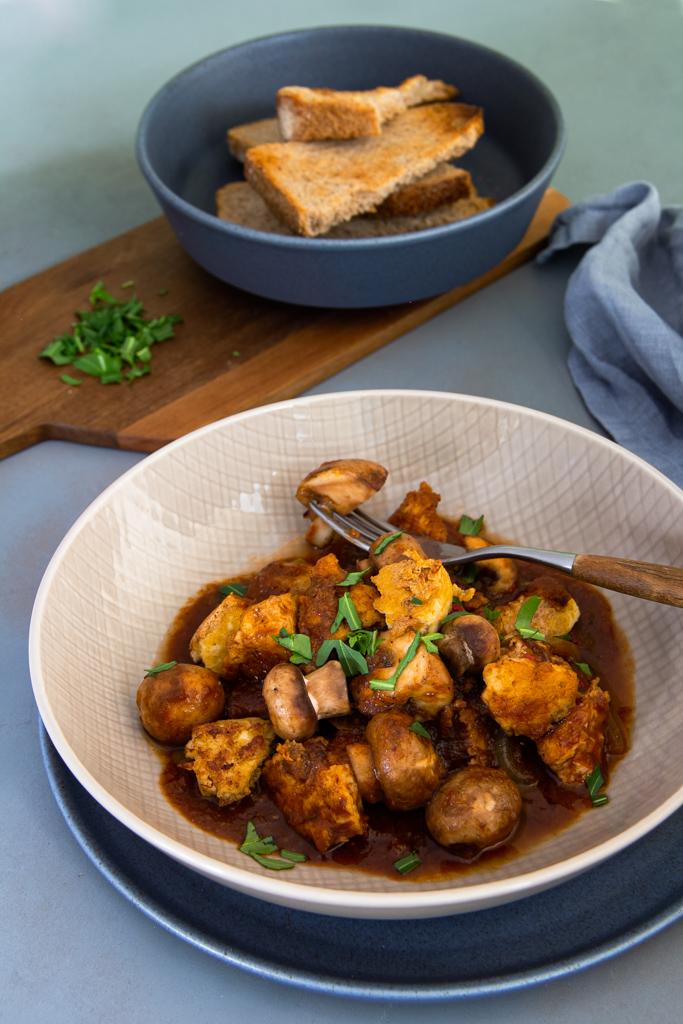 Rezeptbild: Veganes Tofu-Pilz-Gulasch mit veganer Rotweinbratensauce