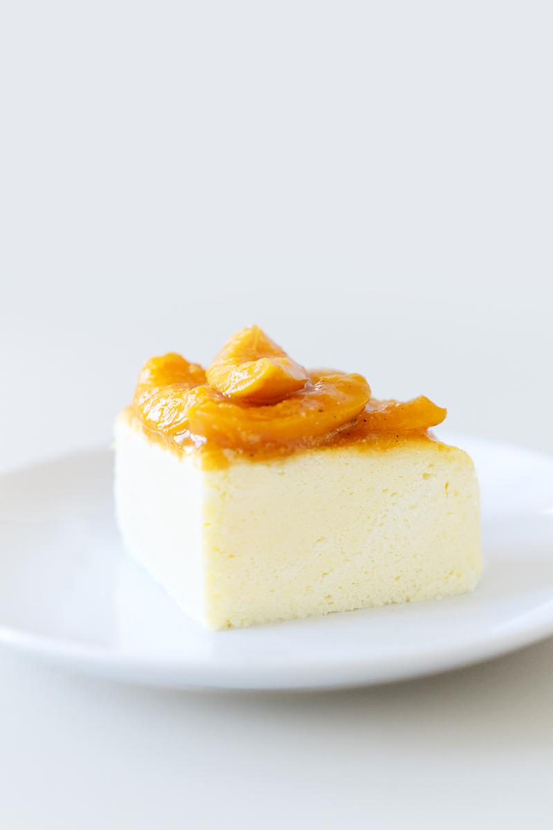 Rezeptbild: Luftiger Käsekuchen mit karamellisierten Aprikosen