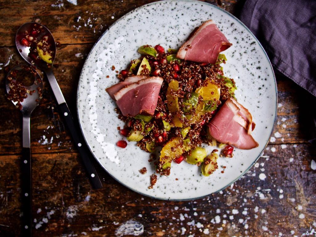 Rezeptbild: Rotes Quinoa-Rosenkohl-Salat mit Granatapfel und geräucherter Gänsebrust