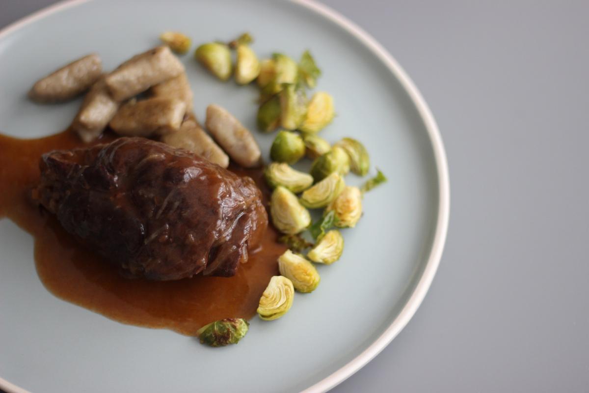 Rezeptbild: Rouladen mit Maronen-Gnocchi und Ofen-Rosenkohl