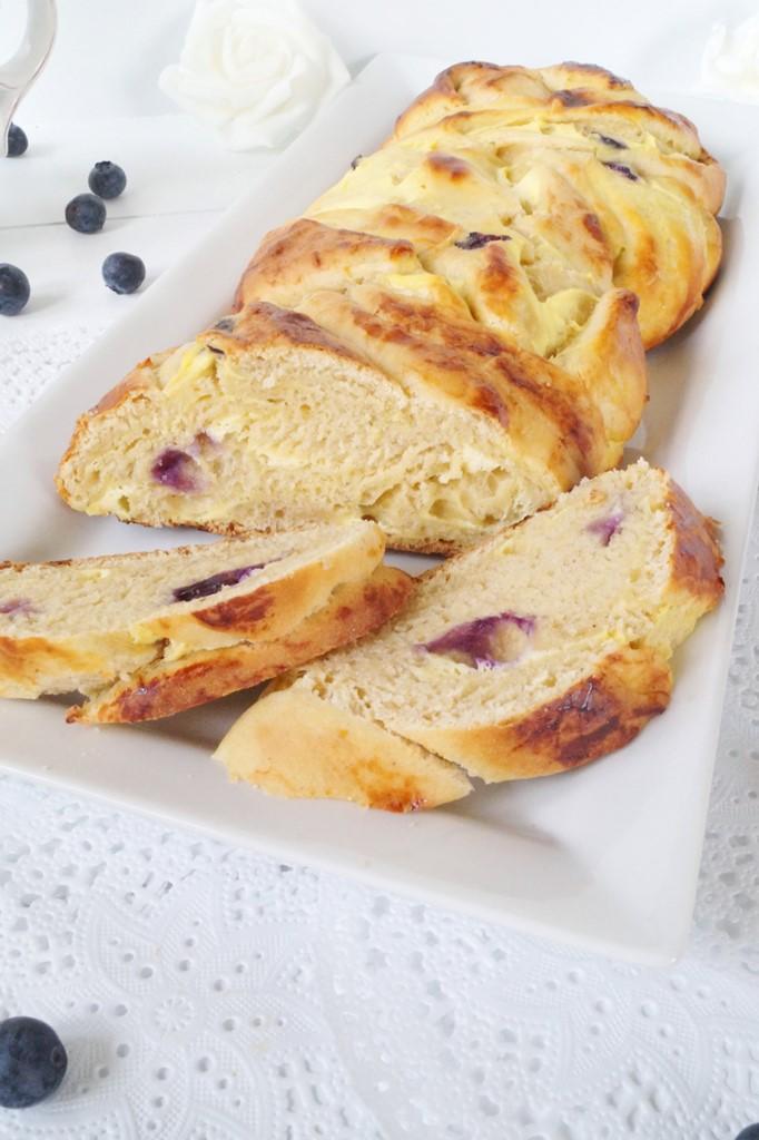 Rezeptbild: Hefestriezel mit Heidelbeer Topfen Füllung 