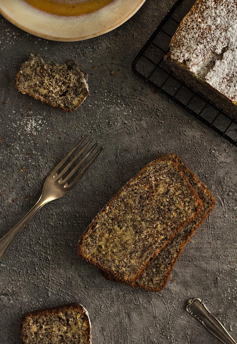 Rezeptbild: Mohn-Marzipan-Kuchen mit Saurer Sahne