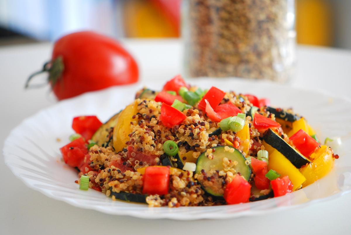 Rezeptbild: Mediterrane Quinoa-Pfanne mit Zucchini, Paprika & Tomate