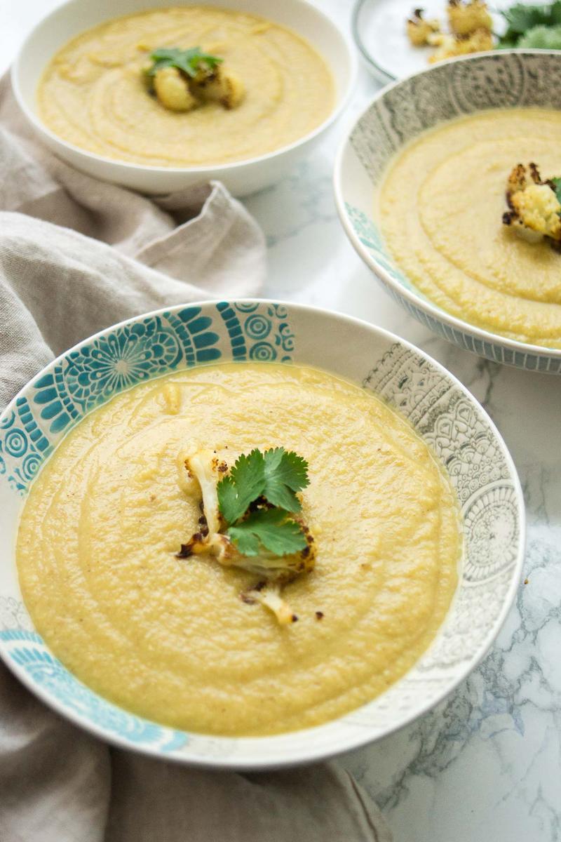 Rezeptbild: https://ellerepublic.de/geroestete-blumenkohlsuppe-mit-marokkanischen-gewuerzen/