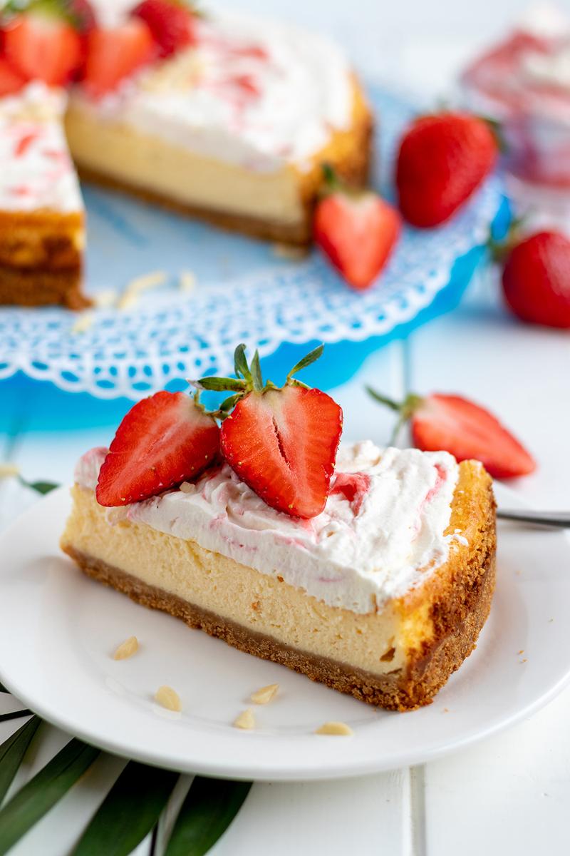 Rezeptbild: Käsekuchen mit Keksboden und Erdbeersahne