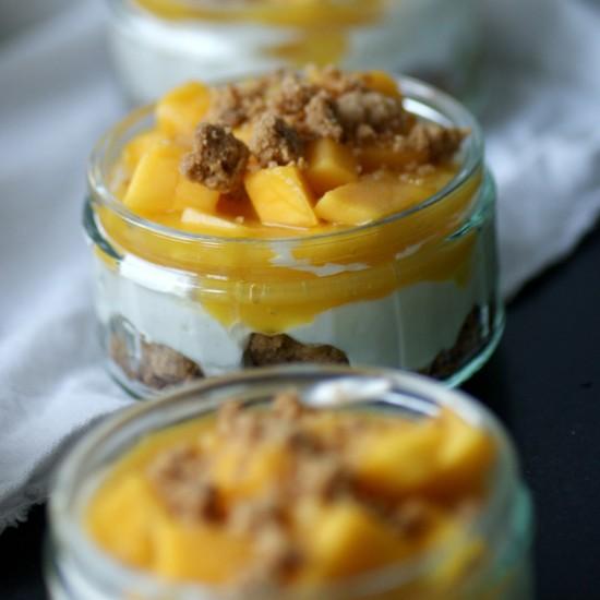 Rezeptbild: Cheesecake im Glas mit Mandelcrumble und Mango