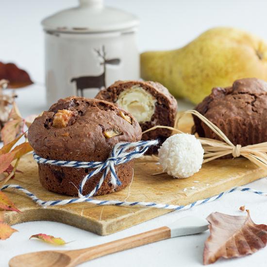 Rezeptbild: Schoko-Muffins mit Birnen & Raffaello-Kern