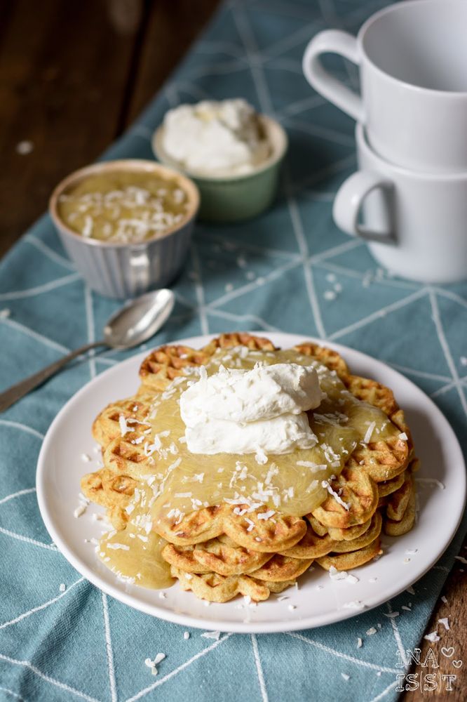 Rezeptbild: Kokos-Vollkornwaffeln mit Rhabarberkompott