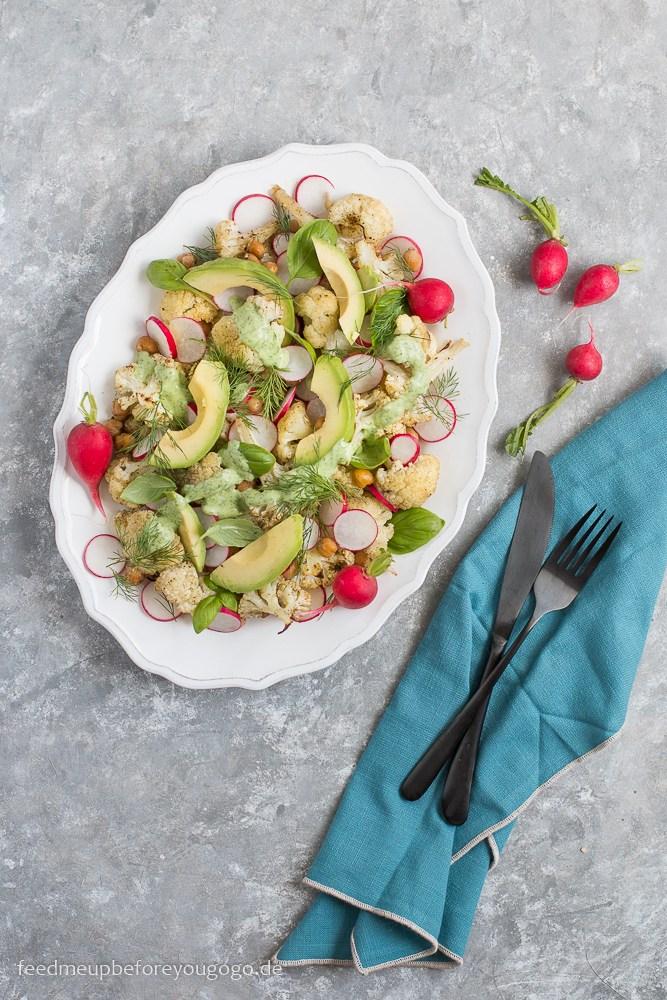 Rezeptbild: Blumenkohl-Salat mit Kichererbsen, Radieschen, Dill und Avocadodressing