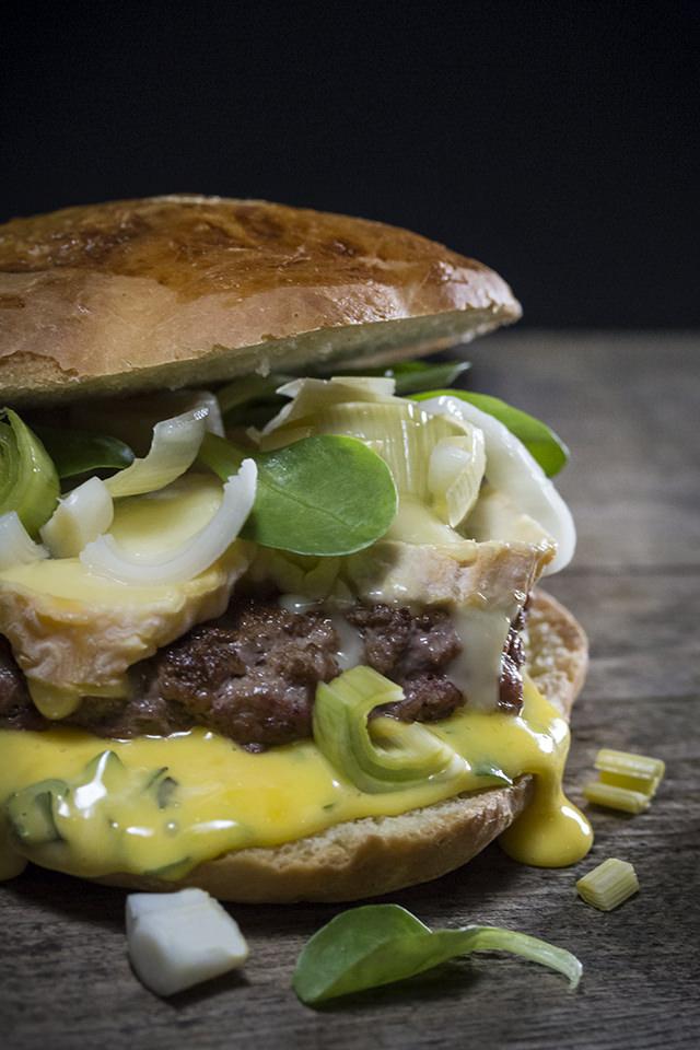 Rezeptbild: Wildschweinburger mit fermentiertem Lauch und Bärlauchmayonnaise