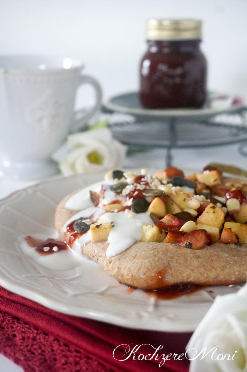 Rezeptbild: Süßer Frühstücksfladen + ofengeröstetes Pflaumenmus