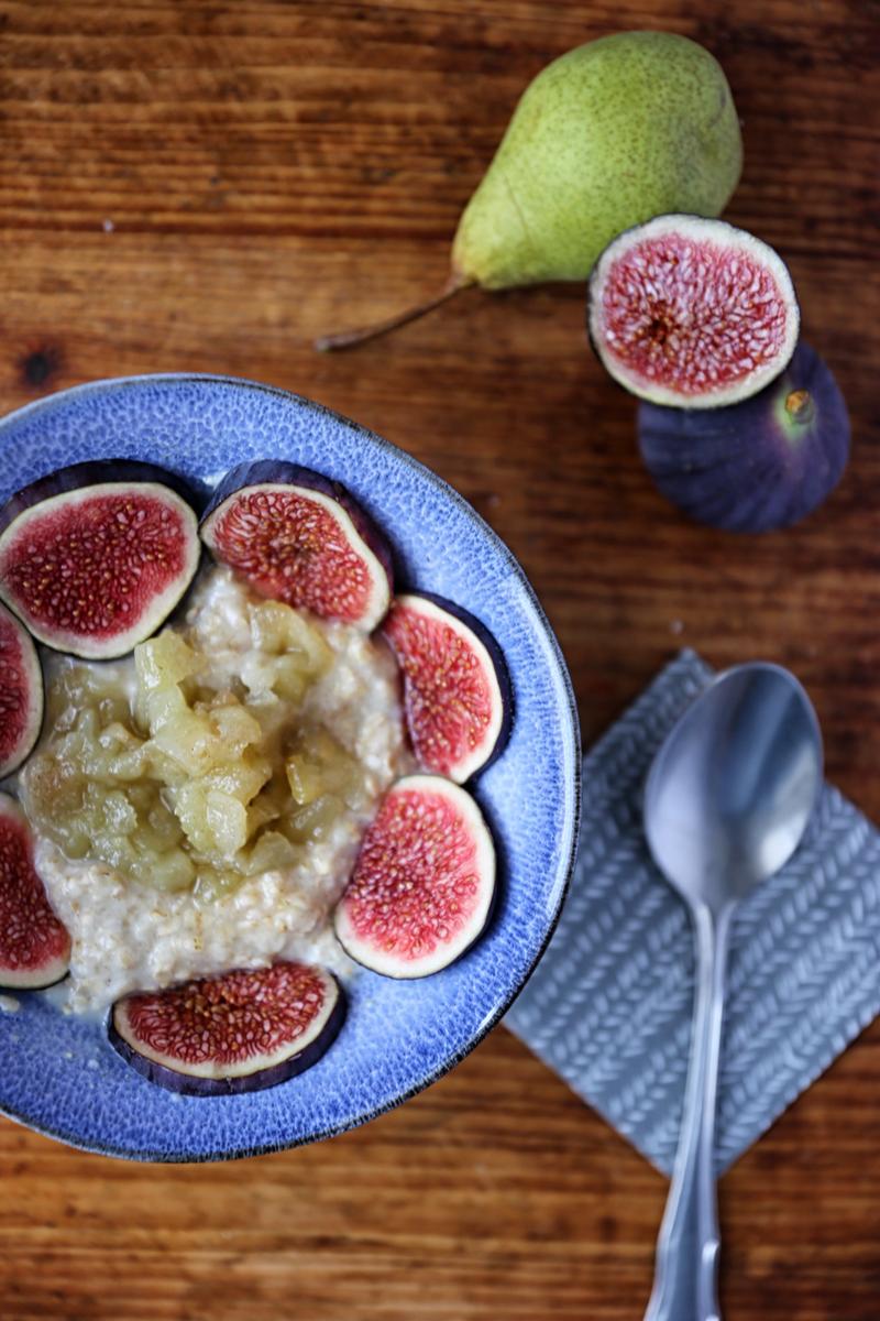 Rezeptbild: PORRIDGE MIT BIRNENKOMPOTT